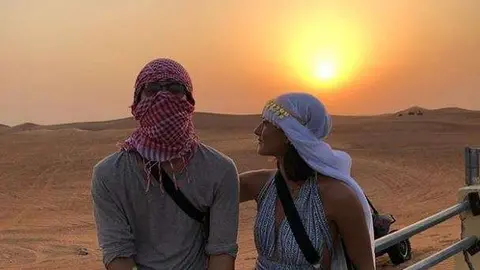 Matilda Mourinho y su novio en el desierto de Dubai.