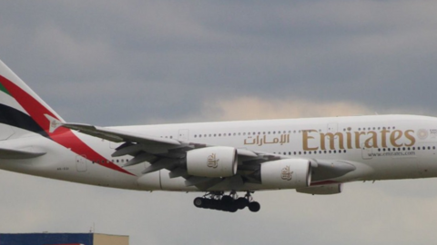 Un avión de Emirates en el cielo de Londres.