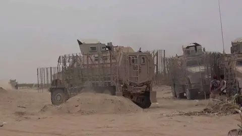 Vehículos blindados en la costa occidental de Hodeidah en Yemen.