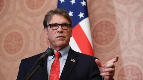 En la imagen de Reuters, Rick Perry durante su visita a Moscú.