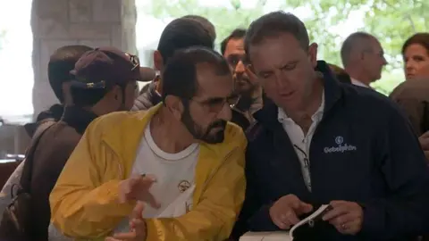 El gobernante de Dubai durante la subasta de pura sangres en EEUU.