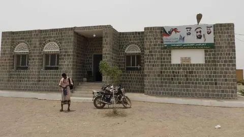Un centro médico en la ciudad portuaria de Hodeidah. (The National)
