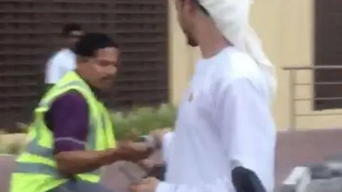 Una captura del vídeo de los árabes entregando dinero en efectivo.