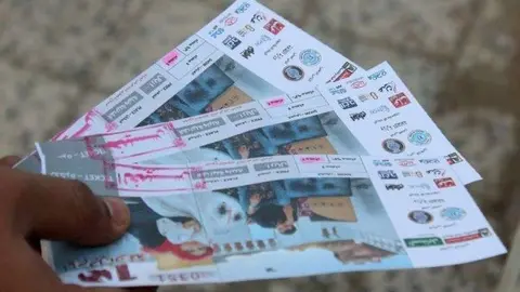 Un yemení muestra las entradas para ver la película 'Diez días antes del matrimonio' en Adén.