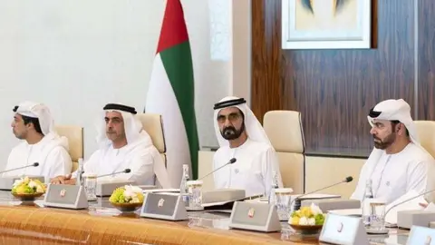 El gobernante de Dubai durante la reunión del Gabinete.