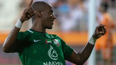 El futbolista ecuatoriano celebra el gol con el equipo de Dubai.