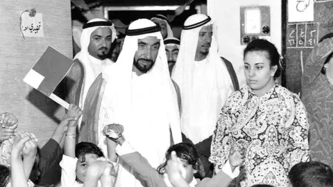 El desaparecido jeque Zayed, fundador de Emiratos Árabes Unidos, durante un acto. (zayed.ae)
