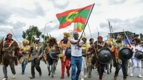 Un grupo de etíopes de la etnia oromo se congrega en una plaza de la capital, Addis Abeba, el 15 de septiembre de 2018. (AFP)