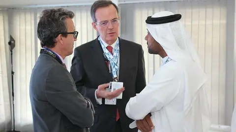 El embajador de España en EAU junto a Pedro Miró en la feria ADIPEC. (ELCORREO)