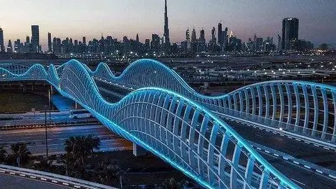 Una imagen al atardecer del emirato de Dubai.