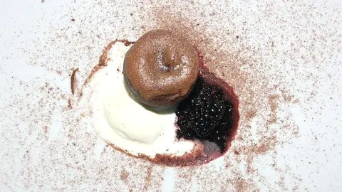 Entre los postres se sirvió el pastelito de metate de chocolate con chile ancho, helado de vainilla y zarzamora de michoacán. (EL CORREO)