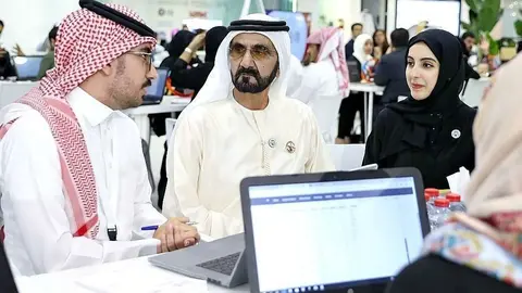 El jeque Al Maktoum, durante el encuentro con los jóvenes líderes en medios árabes. (WAM)