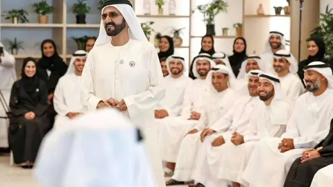 Sheikh Mohammed bin Rashid durante la sesión de trabajo con su equipo. (WAM)