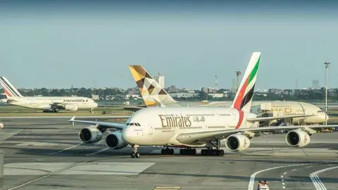 Aviones de Emirates y Etihad, aerolíneas de Emiratos Árabes. (Fuente externa)