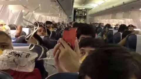 Los pasajeros del vuelo fotografiaron la cabina.
