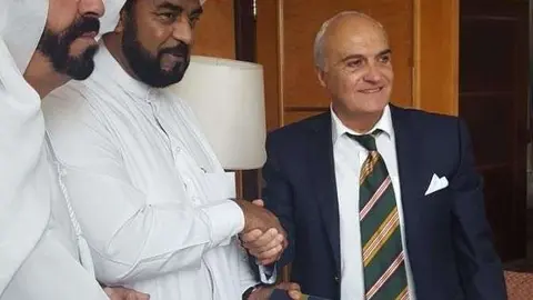 El jeque Nasser suscribe el acuerdo de joint venture con Víctor Fernández, presidente de BSIF y de Teexmicron.