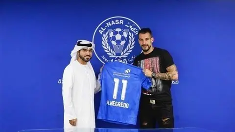 Álvaro Negredo posa con la camiseta de su nuevo club.