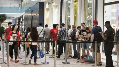 Los fanáticos de Apple esperan en fila en la tiende de Apple en Dubai Mall. (Leslie Pableo / The National)