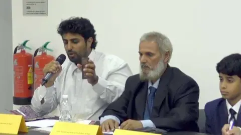 Miembros de la tribu de Qatar durante su exposición en Ginebra.