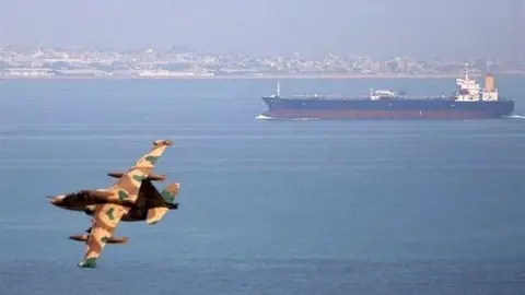 En la imagen de Reuters, un avión iraní en el Estrecho de Ormuz.
