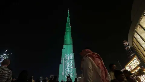 El Burj Khalifa iluminado por el Día Nacional de Arabia Saudita. (The Naional)