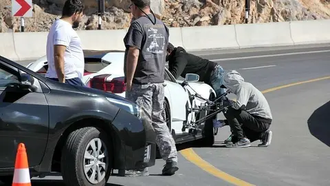 Instalación de cámaras en las ruedas de un deportivo para grabar su ascención por la carretera de Jebel Jais. (R. Pérez / EL CORREO)