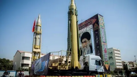 Imagen de archivo en la que se ve misíles y el retrato del líder supremo iraní, el ayatolá Ali Khamenei