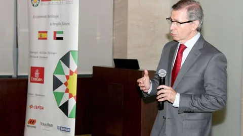Bernardino León, durante su intevención en los Desayunos Empresariales del SBC en Dubai. (EL CORREO)