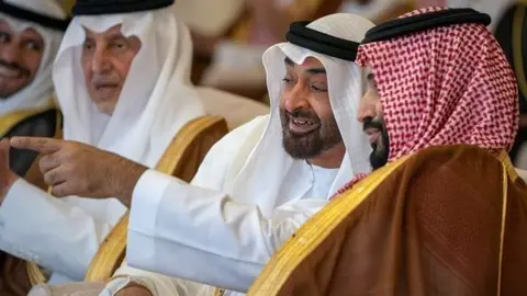 Los príncipes herederos de Abu Dhabi y Arabia Saudita durante el Festival de Camellos.