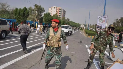 Soldados iraníes patrullan después del ataque terrorista en un desfile militar en la ciudad de Ahvaz. (EPA)