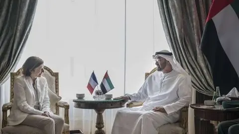 La ministra francesa junto al jeque Mohammed bin Zayed en Abu Dhabi.
