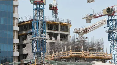 Un edificio en construcción en Doha, capital de Qatar. (EL CORREO)