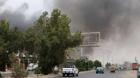 El humo cubre la ciudad de Adén tras los últimos enfrentamientos. (Reuters)