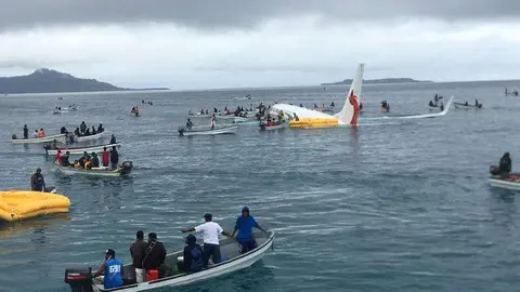 Los locales en el lugar del siniestro acudieron en ayuda de los pasajeros.