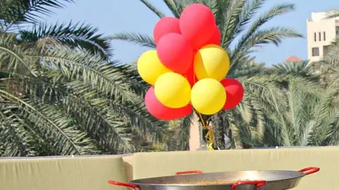 Paella en la terraza del restaurante Seville's en Dubai. (EL CORREO)