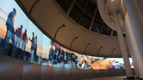 La pantalla más grande del mundo en la estación de ferrocarril de Riad.