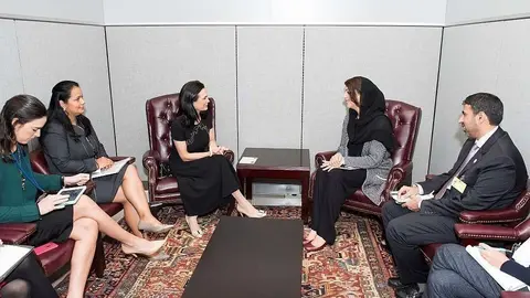 La ministra de Exteriores de Panamá -izquierda- y la ministra de Cooperación de EAU, durante el encuentro. (WAM)