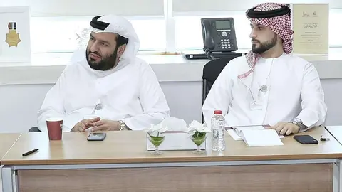 Mohamed Jalal Al Rayssi, director ejecutivo de WAM -izquierda-, e Ibrahim Shukralla en las oficinas de la agencia de noticias de Emiratos Árabes. (WAM)