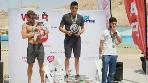 Moreno, en el centro de la imagen, entre el segundo clasificado, el inglés Dovey, y el marroquí Mira.