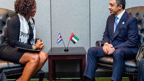 La vicepresidenta de Costa Rica durante su reunión con el ministro de Exteriores de EAU en la ONU. 