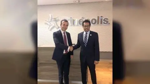 El embajador de EAU en México a la derecha de la imagen junto al empresario Alejandro Ramírez Magaña.