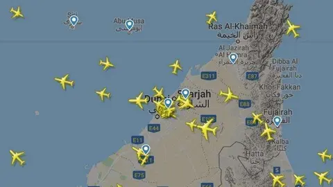 Captura de pantalla del sitio web flightradar sobre el aeropuerto de Dubai a las 13.30 horas de este domingo.