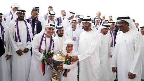 El príncipe heredero de Abu Dhabi recibe al equipo de fútbol del Al Ain.