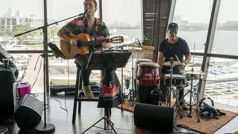 Un grupo en vivo pondrá la mejor música de España. 