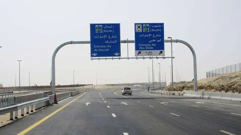 La Emirates Road o  E-611 en Emiratos Árabes. (EL CORREO)
