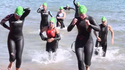 Participantes un un triatlón femenino.