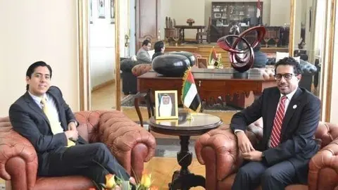 A la izquierda, Emilio Granados Franco junto al embajador de EAU en México durante el encuentro en la Embajada.