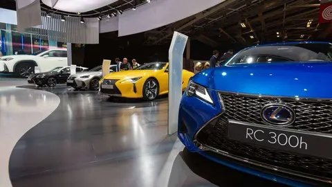 La marca Lexus presenta su nuevo coup&eacute; deportivo RC300 h en el Sal&oacute;n del Autom&oacute;vil de Par&iacute;s. (Fernando P&eacute;rez / Efe)