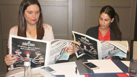 Dos españolas leen el periódico EL CORREO en Dubai. (EL CORREO)