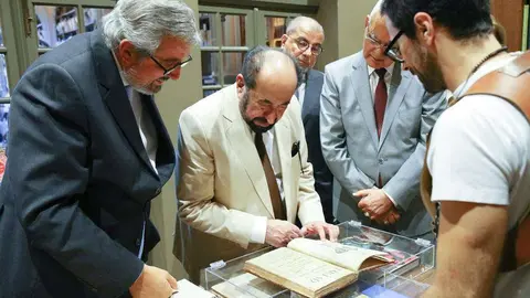 El jeque de Sharjah durante su visita a una de las bibliotecas en Portugal.